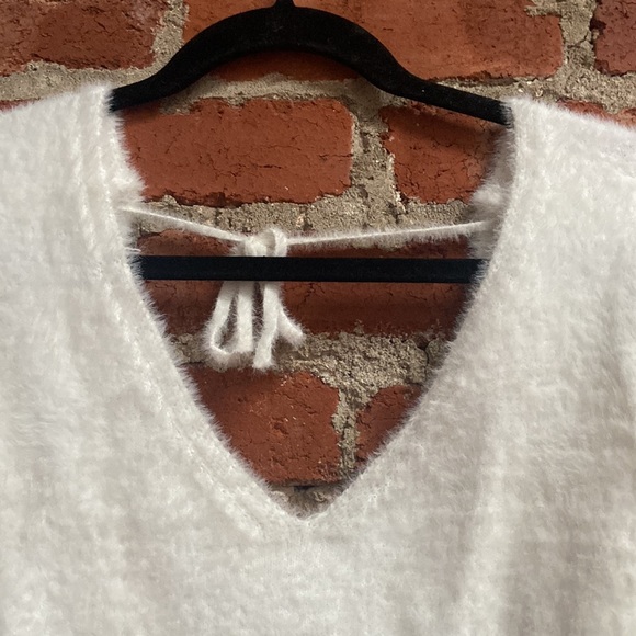 Forever 21 fluffy crop aweater - Picture 2 of 6